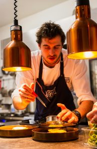 Equipo de cocina profesional en hosteleria