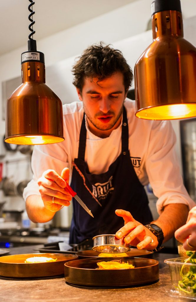 Equipo de cocina profesional en hosteleria