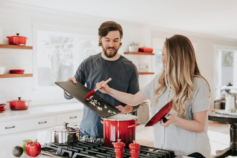 Piensa como un piloto: el checklist de mise en place que evita que tu cocina se estrelle