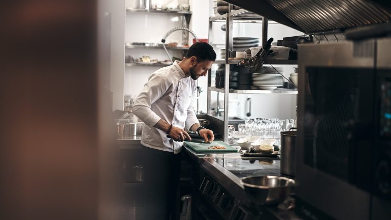 Retener personal de cocina: vende un proyecto, no solo un puesto